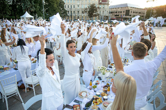 Photo by Julius Kalinskas / 15min / Le Dîner en Blanc - Moment of the White Dinner