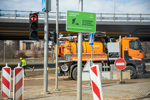 Julius Kalinskas / 15min photo / Builders of shopping centers contaminated Pavilnionių street in Vilnius