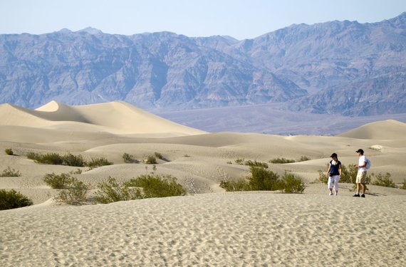 „Reuters“/„Scanpix“ nuotr./Turistai vaikšto po Mirties slėnį Kalifornijoje