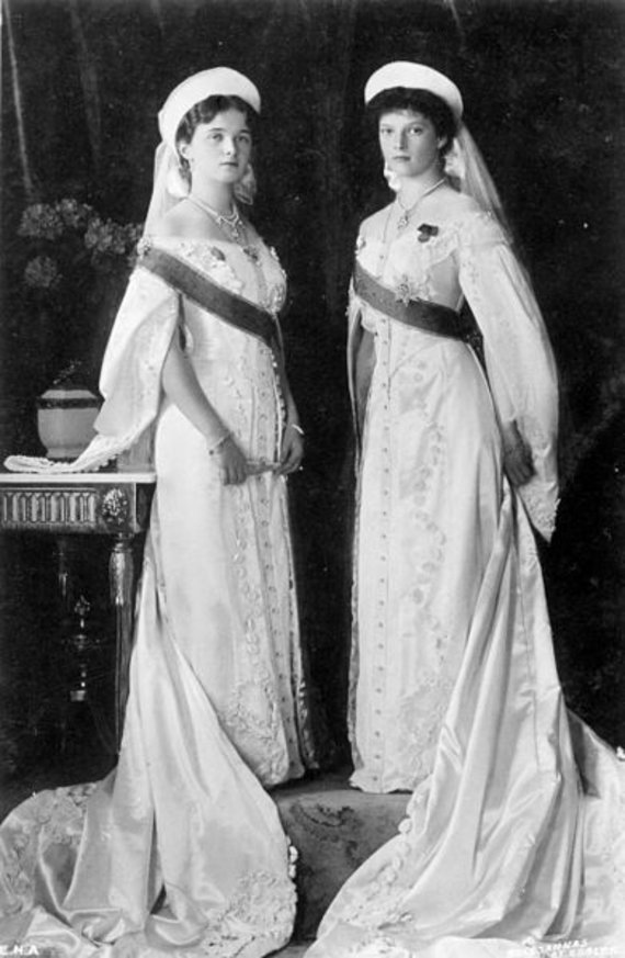 Photo from wikimedia.org / Olga and Tatiana, daughters of Tsar Nicholas II of the Romanesque dynasty in 1913