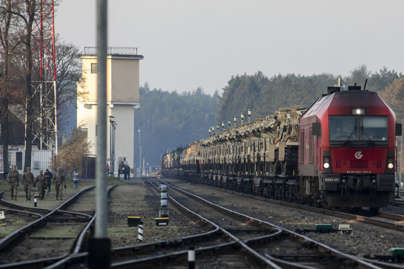 Photo by Lukas Balandis / 15min / Heavy equipment from the United States Battalion arrived at the Pabradė train station