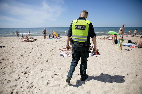 Luke April / 15min photo / Police raid on the beach