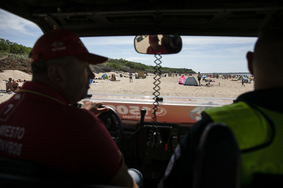 Luke April / 15min photo / Police raid on the beach