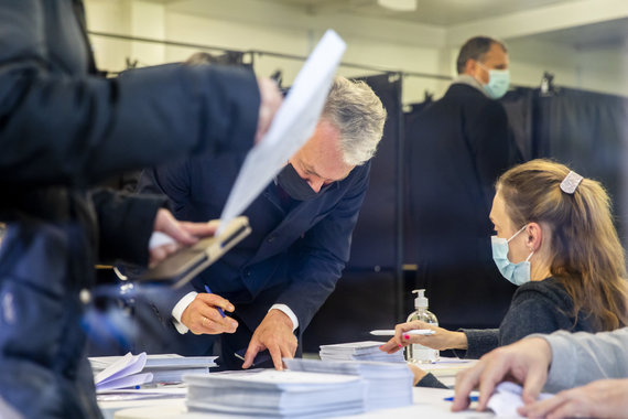 Photo by Lukas April / 15min / Gitanas Nausėda and his wife Diana voted in the second round of the Seimas elections