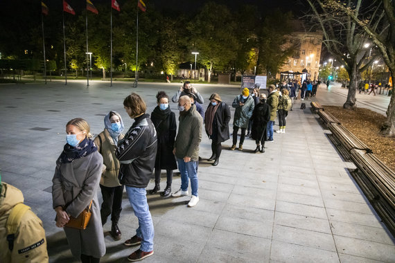 Photo by Luke April / 15min / Last moments of early voting