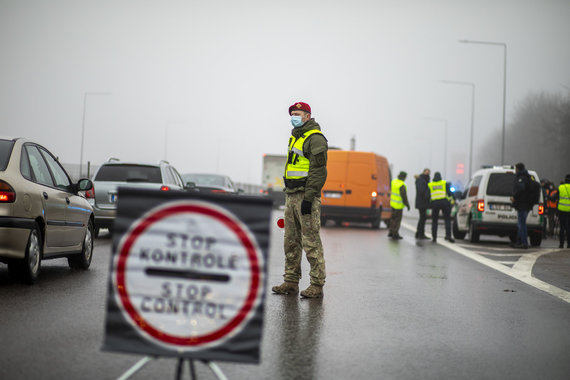 Photo by Luke April / 15min / Stationary police checkpoint