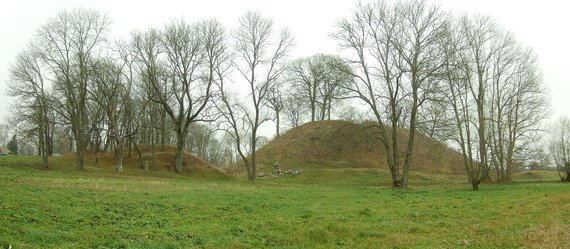 Photo from Wikimedia Commons / Maišiagala Mound