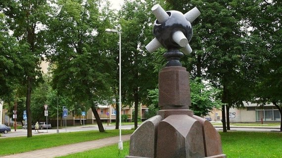 Photo from Šiauliai Tourist Information Center / Monument to a teacher in