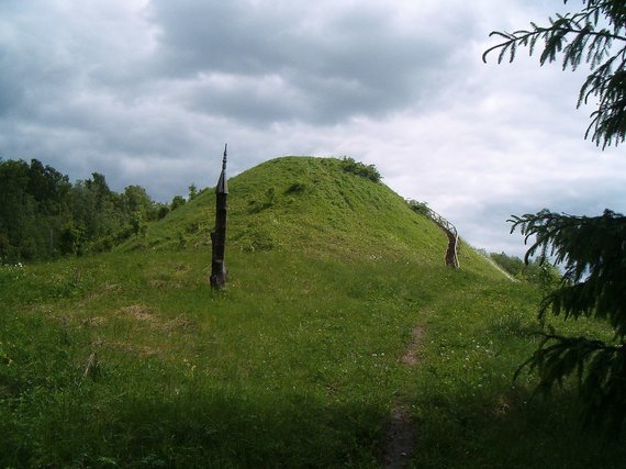 Photo from Wikimedia Commons / Šeimyniškės mound