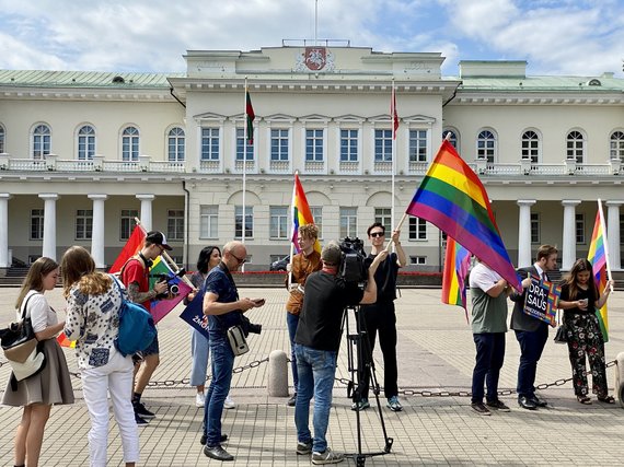 Valdas Kopūstas / 15min photo / Symbolic campaign of encouragement for the LGBT community - picket line