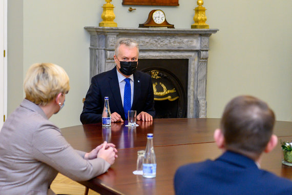 Office of the President of the Republic of Lithuania / Photo by R. Dačkus / The President met with Prime Minister Ingrida Šimonyte and Minister of Health Arūnas Dulkis