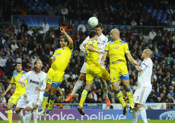  AFP / "Scanpix" nuotr ./Cristiano Ronaldo smūgiuoja į APOEL vartus 