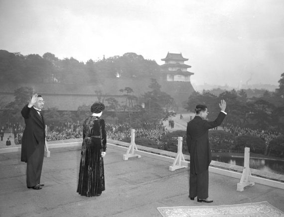 Reuters / Scanpix Photo / Prince Akihito near Emperor Hirohito and his wife Nagako in 1952