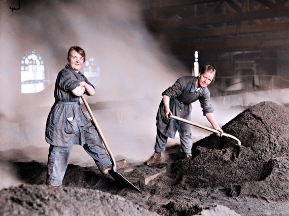 Photo by Vida Press / Working women during the First World War