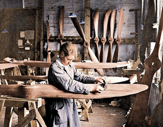 Photo by Vida Press / Working women during the First World War