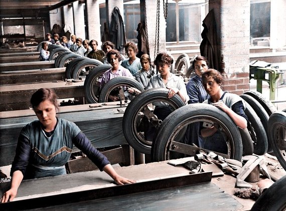 Photo by Vida Press / Working women during the First World War