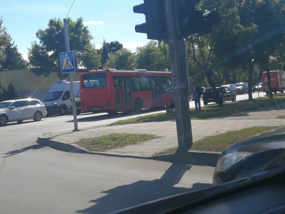 Where the police are in Kaunas Group photo / In Kaunas, a bus hit a girl