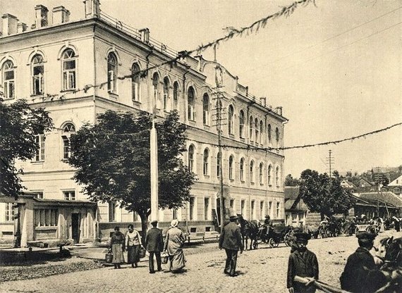 Lithuanian album, composed by Janina Markevičienė, Liudas Gira, Adomas Kliučinskis, Kaunas / Otto Elsner, Berlin, 1921./ The Seimas of the Constituent Assembly, where the Little Seimas worked, and in room no. 11 The Lithuanian Defense Committee was established.