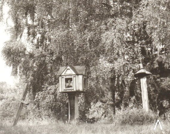 Photo from archivesofculture.com / Chapel, cross and roof pillar in the forest near Žarėnai in the 20th century. 5-6 Dec