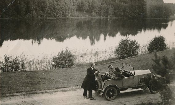     Gabrielė Petkevičaitė-Bitė Public Library of Panevėžys County, Laima Barisaitė Foundation F155 / “Between Aviliai and Svėdas”: Family of Juozas and Sofija Barisai with priest Augustinas Liepinis on a car trip through Lithuania. 1934