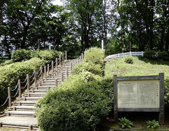 Wikimedia Commons / Public Domain Photo / Stairs leading to the tomb of Jesus