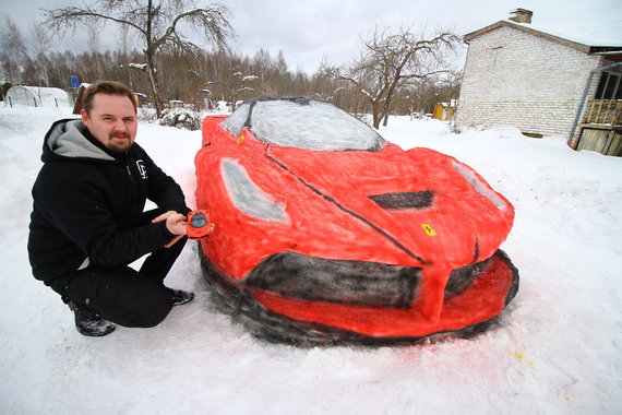 Tomas Markelevičius / 15min photo / Ferrari LaFerrari out of the snow