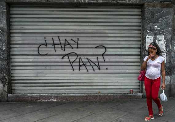   AFP / Scanpix photo / Store closed in Caracas, at whose door is the letter 