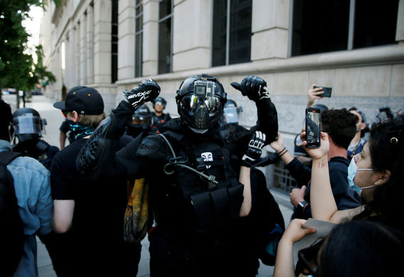 Reuters / Scanpix photo / A protester dressed in black in Minneapolis