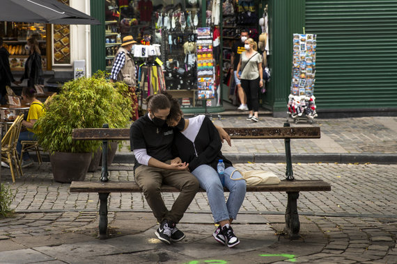 Scanpix / AP photo / Couple with masks in Brussels