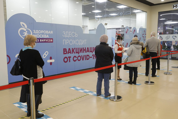 Scanpix / ITAR-TASS photo / Muscovites line up at the vaccination center