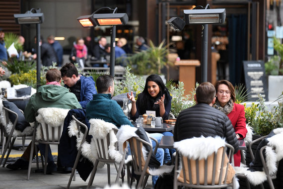 AFP / Scanpix Photo / Londoners spend time in cafes