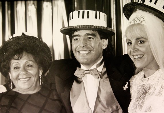 Photo by Scanpix / Diego Maradona with his mother and wife.