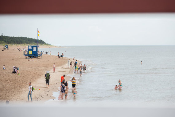 Sigismund Gedvila / 15min photo / A child is swimming in the distance under parental care