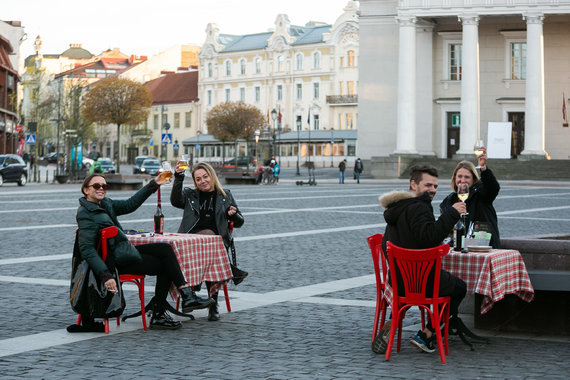 Sigismund Gedvila / 15min photo / On Monday evening, people gathered in outdoor cafes in Vilnius