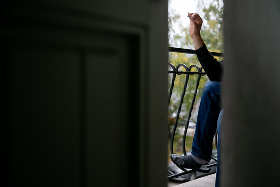 Sigismund Gedvila / 15min photo / Smoking on the balcony