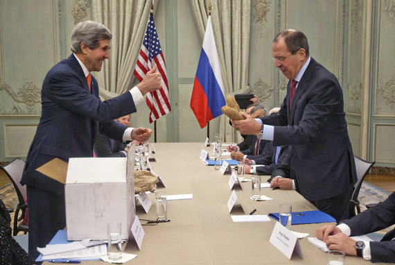 Scanpix / AP Photo / John Kerry presents potatoes to Sergei Lavrov