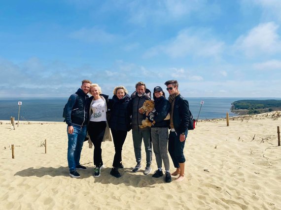 Photo from personal album / Edita and Mirko Gozzoli with friends on the beach.