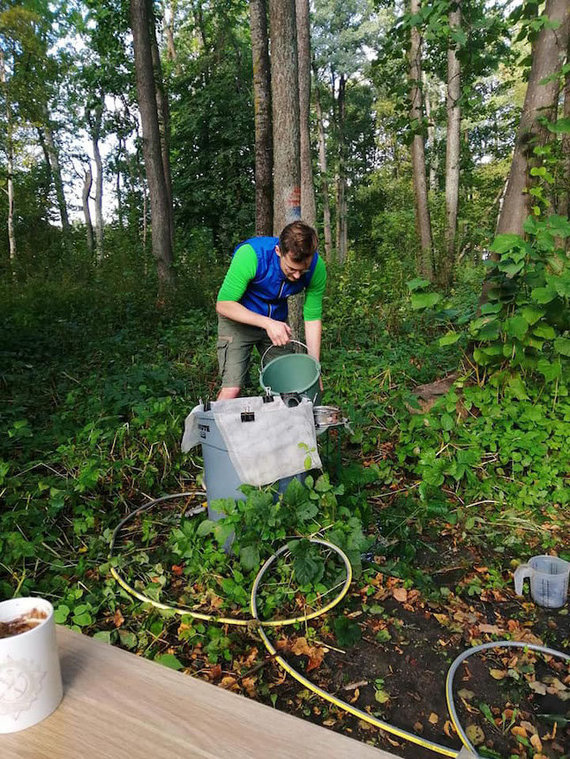 Photo by Miglė Urbonaitė-Ubė / Archaeologists wash and handle the samples found in the Kukuliškės mound