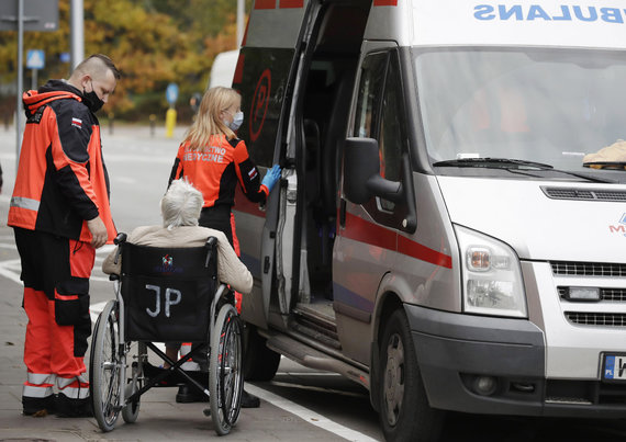 Scanpix / AP / Rapid arrival of COVID-19 patient to a specialized hospital in Warsaw