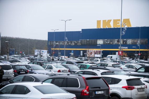 Arno Strumila / 15min photo / Crowded parking lots near shopping centers in Vilnius