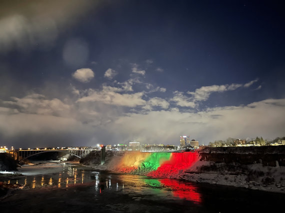 Photo of the Lithuanian Embassy in Canada / Niagara Falls illuminated with the colors of the Lithuanian flag