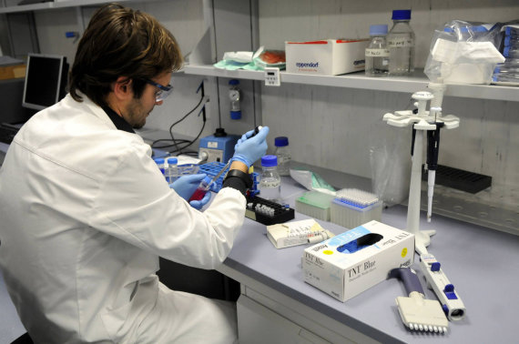 AFP / Scanpix photo / IRBM scientist working on a vaccine in Italy