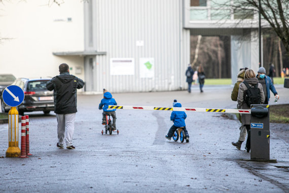 Photo by Julius Kalinskas / 15min / Parents with children in Vingis Park