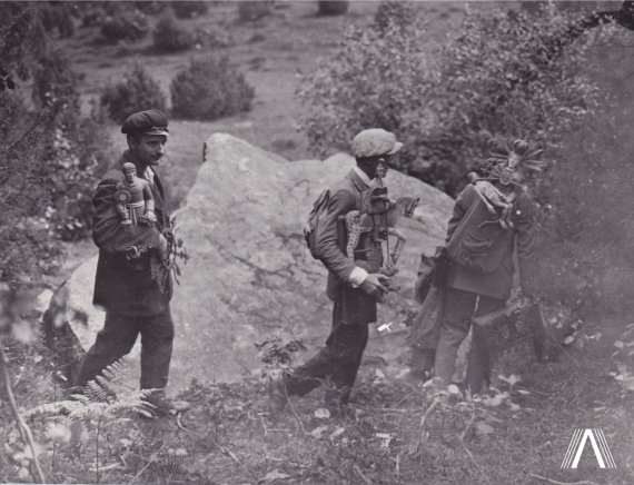 Photo from archivesofculture.com/P. Lukošius, R. Kalpokas, A. Tamošaitis collected exhibitions of folk art in 1926. In Samogitia, Plungė district.