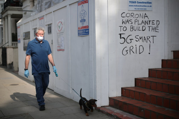 Reuters / Scanpix Photo / A man in London launches a 5G network to expand the 5G network next to a border announcing a COVID-19 pandemic