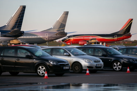 Sigismund Gedvila / 15min / Akimirka photo of the first screening at Vilnius airport.