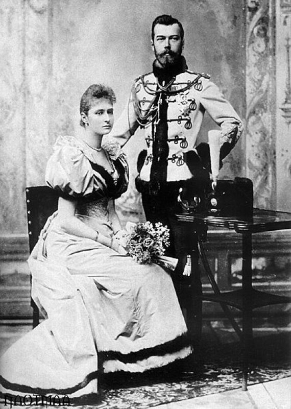 wikimedia.org photo / Tsar Nicholas II of the Romanesque dynasty with his future wife, the German princess Alexander