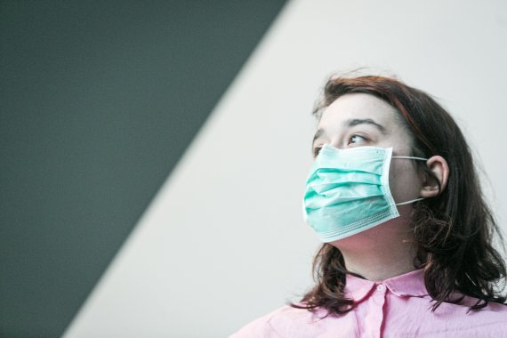 Arno Strumilos / Photo 15min / Woman with a simple surgical mask