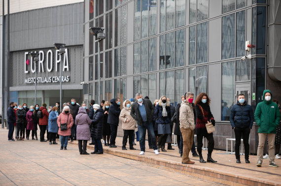 Photo by Sigismund Gedvila / 15min / People waiting at the Vilnius vaccination center