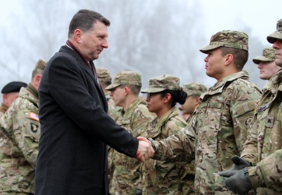AFP/„Scanpix“ nuotr./Raimonds Vėjuonis sveikina NATO misijos karius